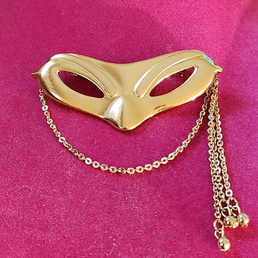 MASQUERADE BALL MASK PIN ~ GOLD TONE ~ VINTAGE ~ - Picture 1 of 5
